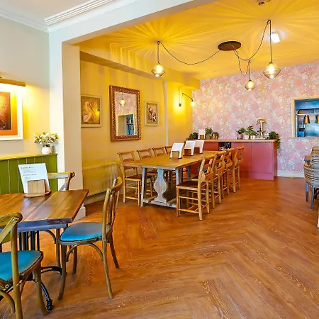 Oyo The White Horse, North Yorkshire 3*